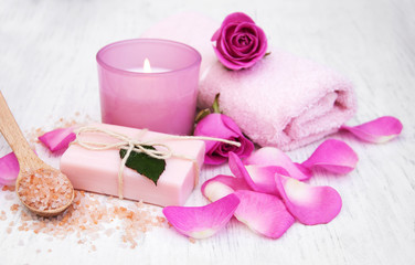 Obraz na płótnie Canvas Bath towels with pink roses