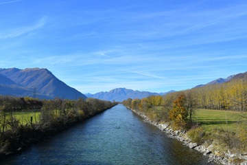 Vista panoramica del fiume in autunno