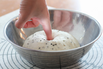 パン作り工程　フィンガーテスト