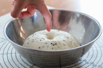 パン作り工程　フィンガーテスト