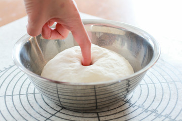 パン作り工程　フィンガーテスト