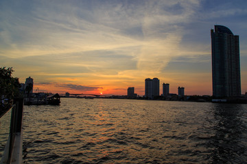 Obraz premium .Sunset at Chao Phraya river