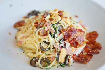 spaghetti with bacon and olive