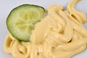 Rondelle de concombre dans de la mayonnaise