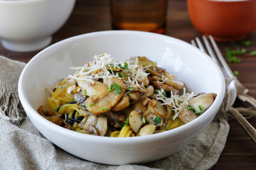 spaghetti with fried mushrooms