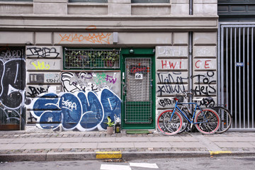 graffiti und fahrräder am haus
