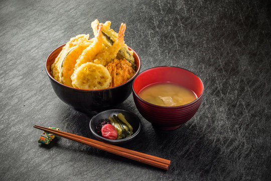 よくある天丼 Japanese foods of tempura and the rice