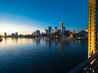 Obraz premium Skyline Frankfurt zur blauen Stunde