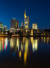 Fototapeta na wymiar Skyline Frankfurt zur blauen Stunde