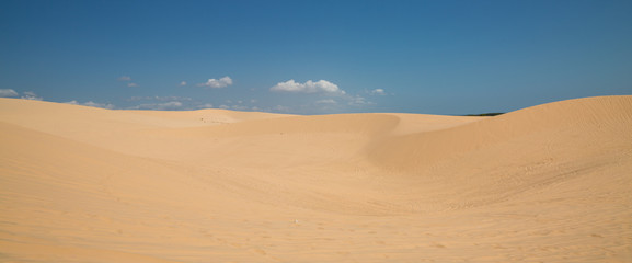 Fototapeta na wymiar Weisse Sanddünen von Mui Ne in Vietnam