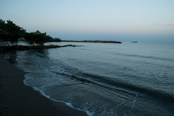 Fototapeta na wymiar Ocean waves on the shore at sunrise