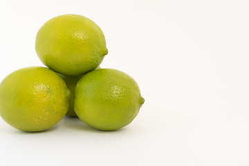 Tres limones sobre fondo blanco.