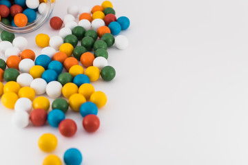 Bolas de colores sobre fondo blanco.