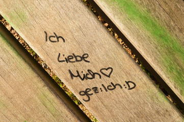 Graffiti auf Holzfläche - Ich liebe mich - gezeichnet ich