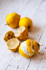 gruppo di limoni aperti e sbucciati