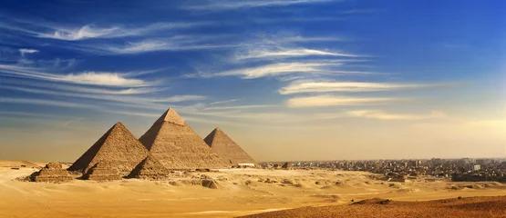 Foto op Plexiglas Egypte Egypte. Caïro - Gizeh. Algemeen beeld van piramides en stadsgezicht vanaf het plateau van Gizeh (voorzijde: 3 piramides in de volksmond bekend als Queens& 39  Pyramids  hiernaast: de Pyramid of Mykerinos, Chephren en Cheops)