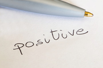 Positive, scritta a mano con penna su foglio