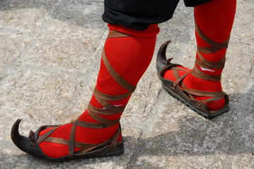 Costume tipico dello zampognaro, calze rosse e scarpe fatte a mano, Scapoli, Molise Italia