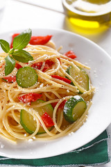 piatto vegetariano - spaghetti con zucchine e peperoni rossi