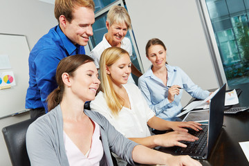 Start-Up Team im Büro mit Laptop Computer