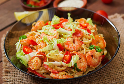 Udon pasta with shrimp, tomatoes and paprika.
