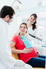 Schwangere Frau beim Zahnarzt vor Behandlung