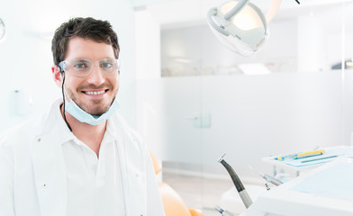 Zahnarzt steht in Zahnarztpraxis