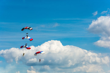 Parachutistes dans le ciel.