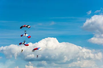 Photo sur Plexiglas Sports aériens Parachutistes dans le ciel.