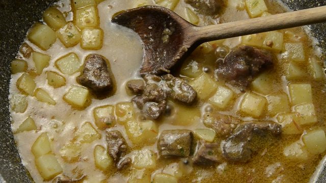 Srnč&iacute; gul&aacute;&scaron; Оленина тушеная Venison stew Hirschragout V&acirc;nat tocană Geyik eti g&uuml;ve&ccedil; Spezzatino di capriolo in salm&igrave; con patate Estofado de carne de venado Dziczyzna gulasz