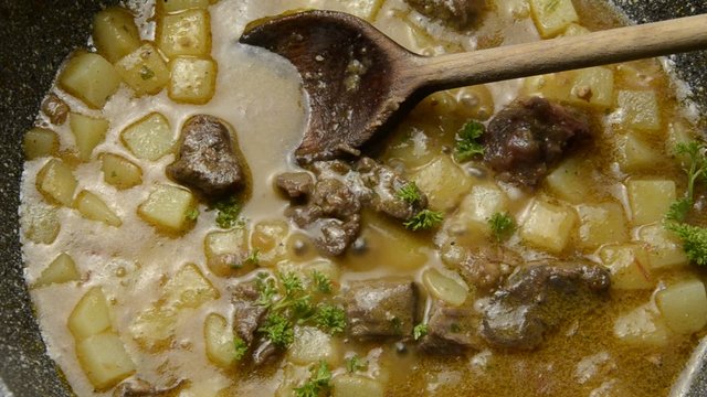 Srnč&iacute; gul&aacute;&scaron; Оленина тушеная Venison stew Hirschragout V&acirc;nat tocană Geyik eti g&uuml;ve&ccedil; Spezzatino di capriolo in salm&igrave; con patate Estofado de carne de venado Dziczyzna gulasz 