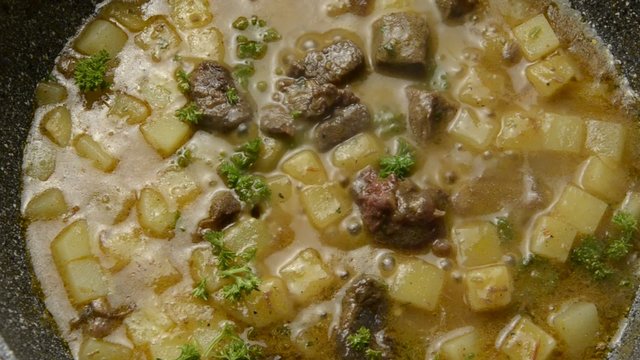 Srnč&iacute; gul&aacute;&scaron; Оленина тушеная Venison stew Hirschragout V&acirc;nat tocană Geyik eti g&uuml;ve&ccedil; Spezzatino di capriolo in salm&igrave; con patate Estofado de carne de venado Dziczyzna gulasz 