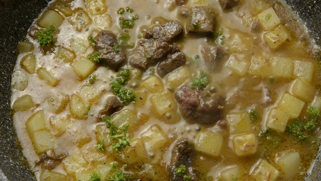 Srnč&iacute; gul&aacute;&scaron; Оленина тушеная Venison stew Hirschragout V&acirc;nat tocană Geyik eti g&uuml;ve&ccedil; Spezzatino di capriolo in salm&igrave; con patate Estofado de carne de venado Dziczyzna gulasz 