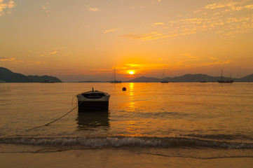 Fototapeta na wymiar silhouette sunset on the beach 