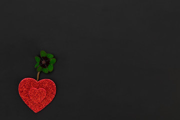 Herzen und ein Kleeblatt auf einer Tafel