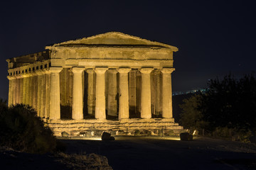 Obraz premium Temples in Agrigento night in Sicily - Italy