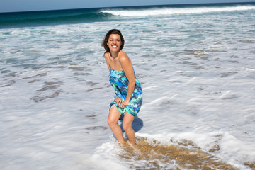 Huebsche Frau am Strand