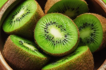 Zelfklevend Fotobehang Juicy ripe kiwi fruit in wooden bowl © algae5