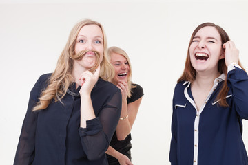 Drei Freundinnen machen lustiges Partyfoto