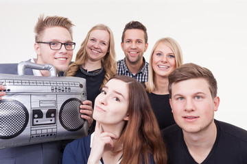 Freunde machen Foto vor Fotobox