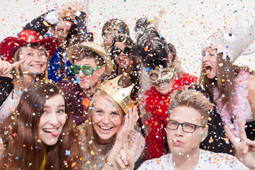 Leute machen Foto vor Fotobox