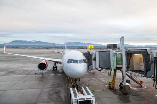 Aircraft Ground Handling at the Airport Terminal