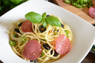 Spaghtti with jalapeno peppers, black olives and salami pepperon