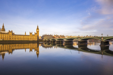 Fototapety  Piękny poranny widok na most Westminster Bridge i Houses of Parliament z rzeką Tamizą - Londyn, Wielka Brytania