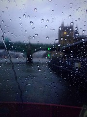 Regentropfen auf der Fensterscheibe am Abend in London