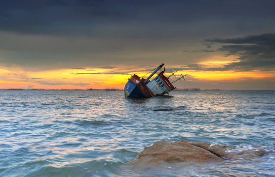 Fototapeta ship wrecked at sunset in Chonburi ,Thailand