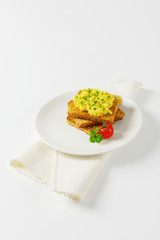 Scrambled eggs ith chopped chives on toast