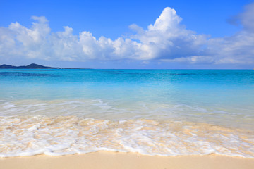 南国沖縄の綺麗な珊瑚の海と夏空