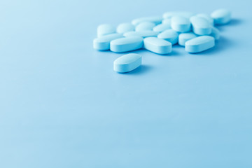 Obraz na płótnie Canvas pile of little oval blue pills