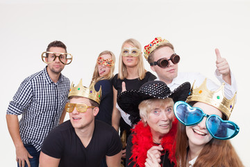 Junge Leute machen Foto vor Photobooth